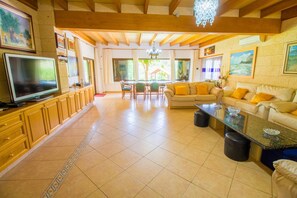 TV, ping pong, stereo - Villa surrounded by nature (Ses Palmeres)