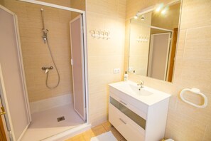 Shower, hair dryer, towels - Villa surrounded by nature (Ses Palmeres)
