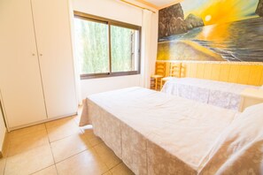 5 habitaciones, tabla de planchar con plancha y cuna de viaje 