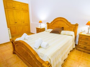 4 chambres, fer et planche à repasser, lit de bébé portatif