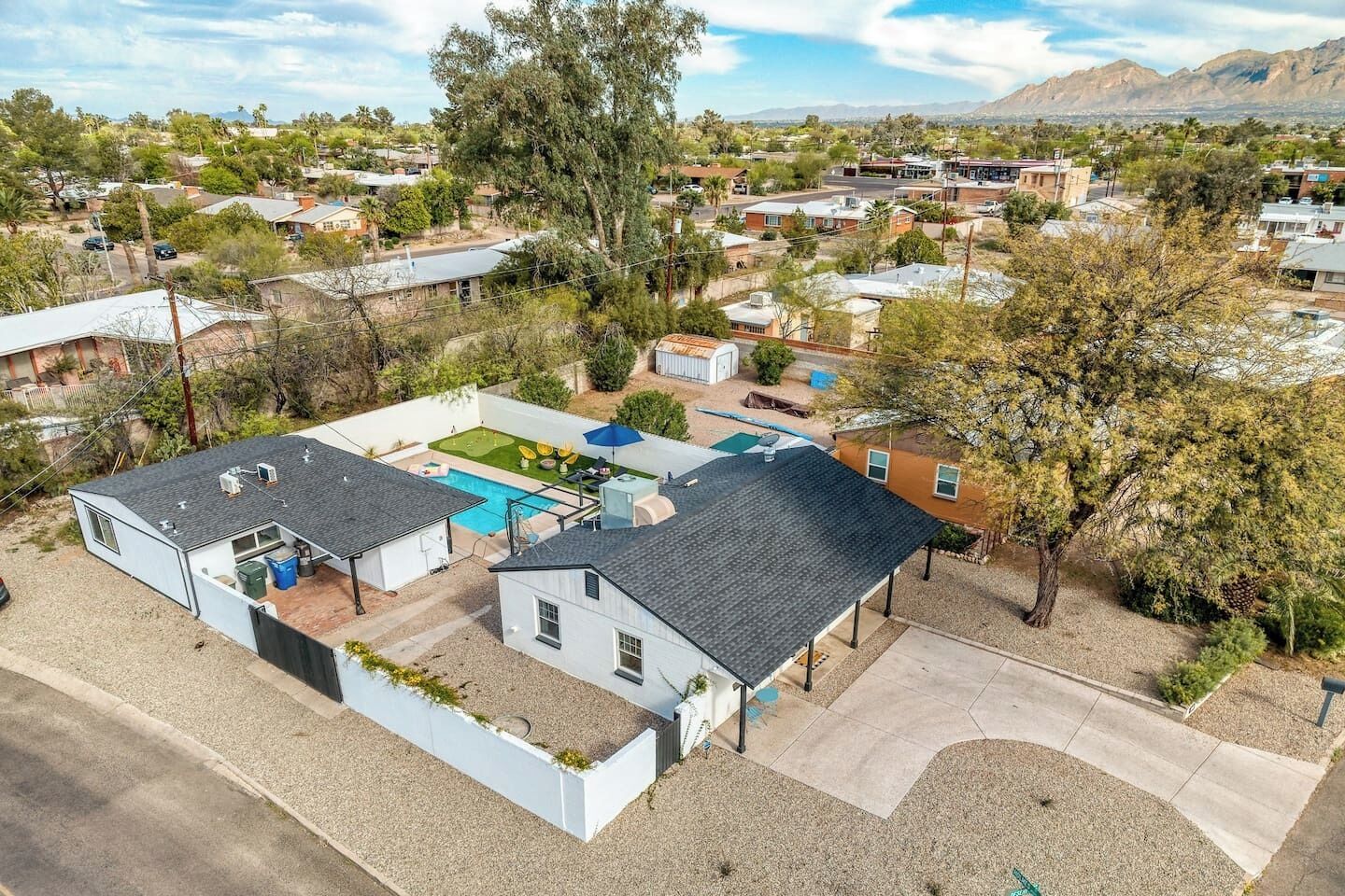 Designer Home W/ Guest House, Pool & Hot Tub!