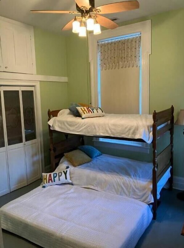 3 bedrooms, iron/ironing board, free WiFi, bed sheets