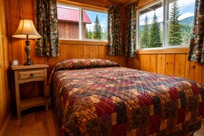 3 bedrooms, Internet, bed sheets - Located by the River facing the Mountains (Red River)