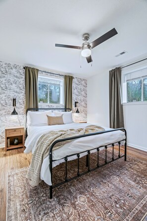 1 habitación, escritorio, tabla de planchar con plancha y cuna de viaje