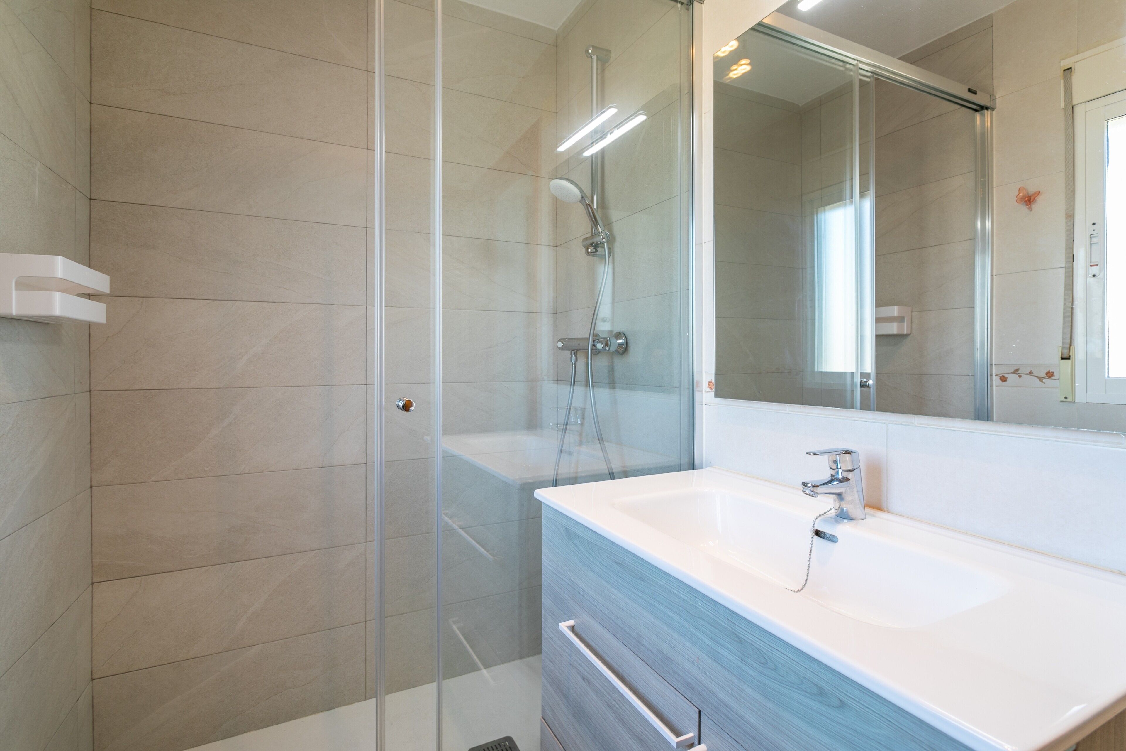 Een douche, een haardroger, handdoeken