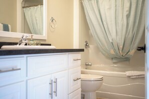 Shower, jetted bath - Meadowview Suites at The Gables of PEI Near Golf and Beaches (Stanley Bridge)