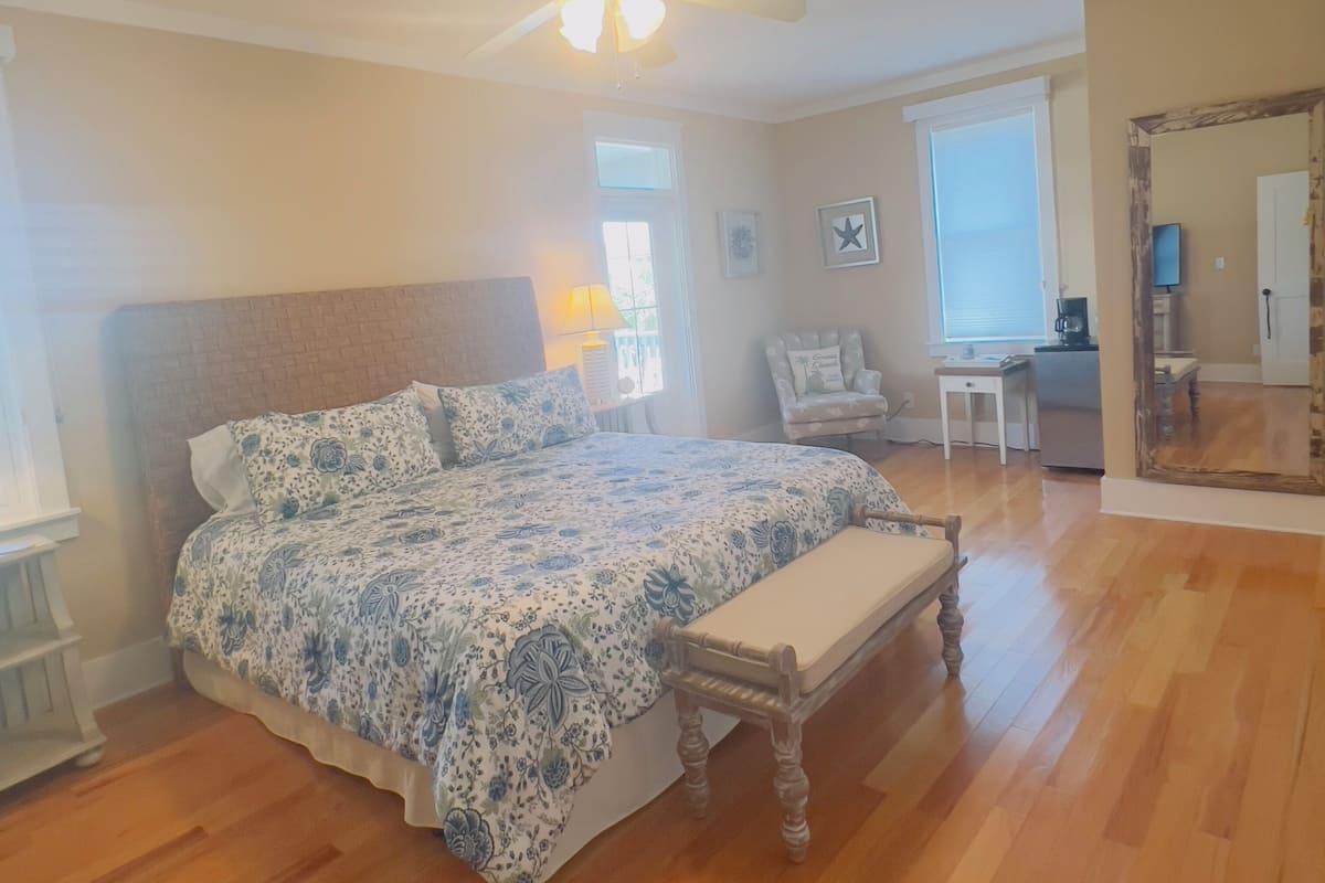 Sandy toes Master Suite | Premium bedding, pillowtop beds, individually decorated