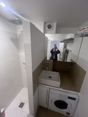 Dusj, hårføner, håndklær og såpe