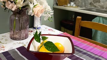 Micro-ondes, four, plaque de cuisson, chaise haute