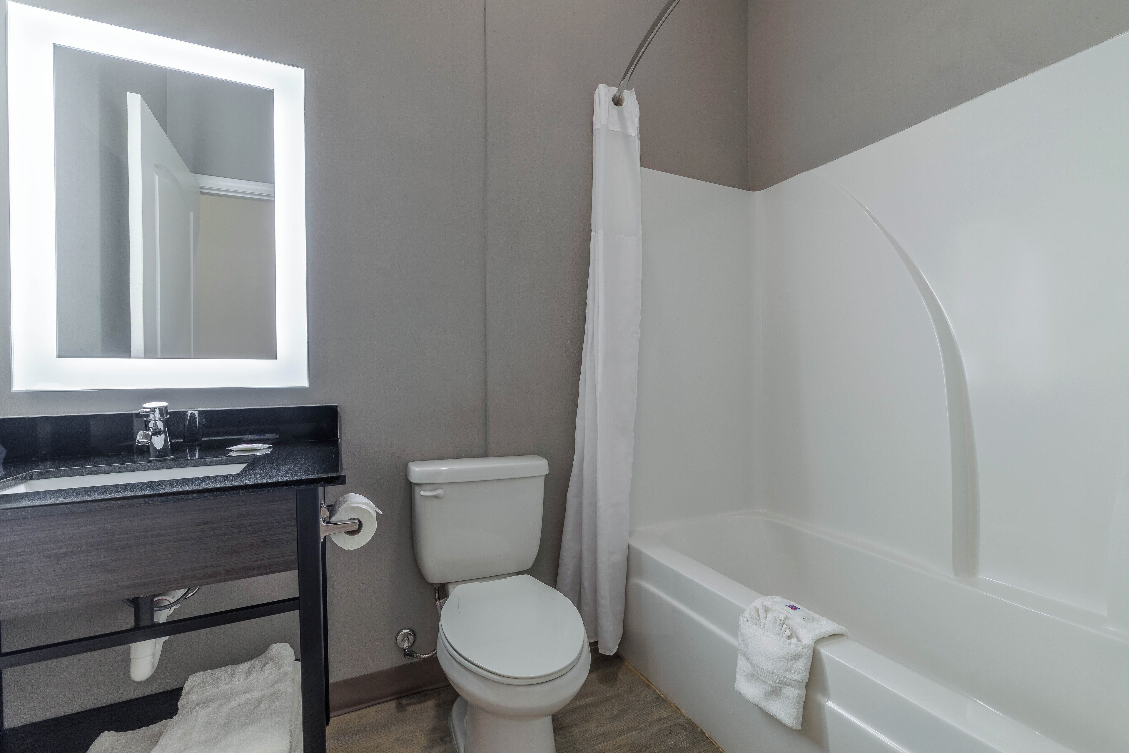 Combined shower/tub, towels