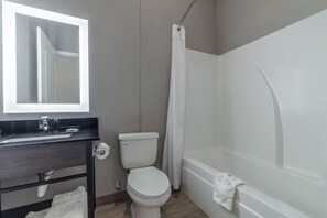 Kombinert dusj/badekar og håndklær