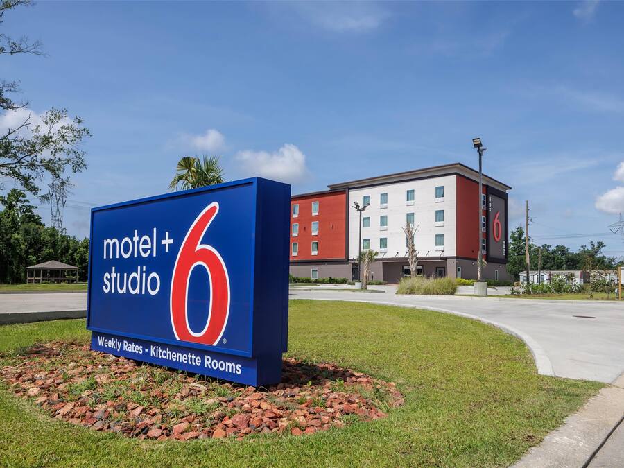 Letrero de motel con el número 6, que indica el nombre del establecimiento y posiblemente su número de habitaciones.