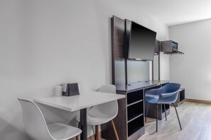 デスク、遮光カーテン、WiFi (無料)、ベッドシーツ