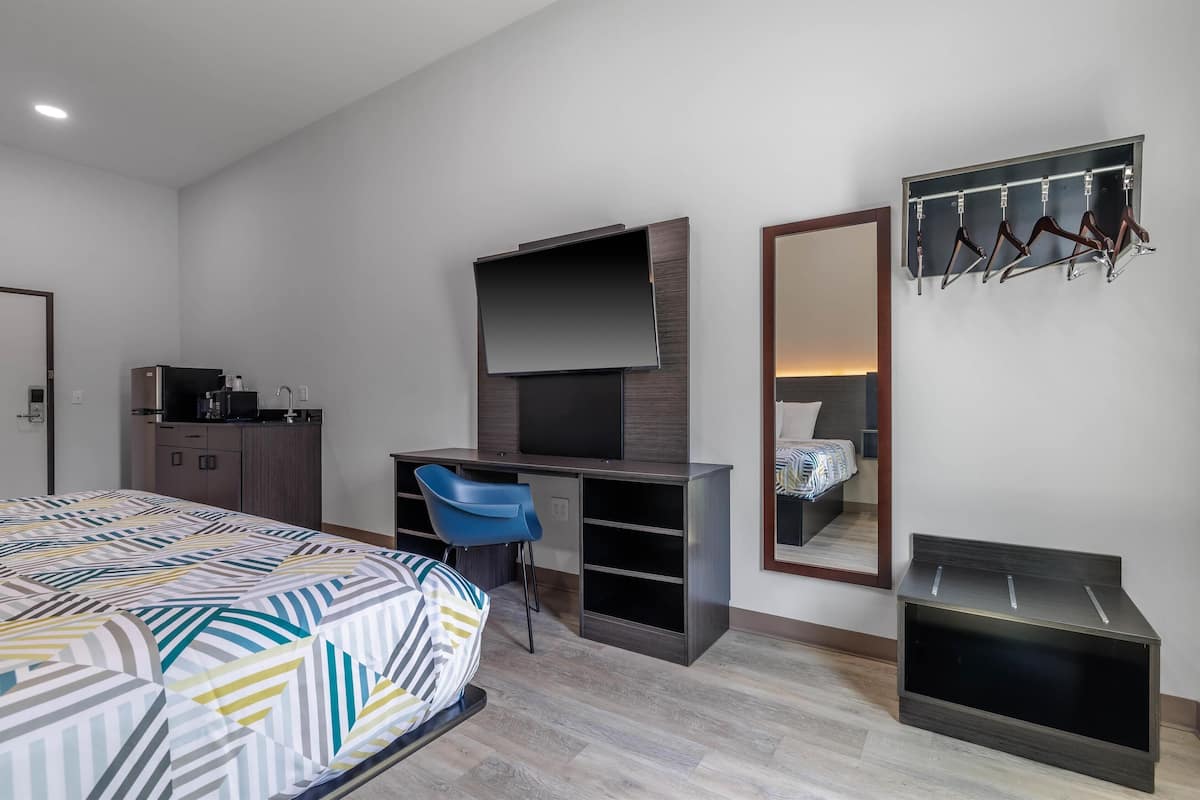 Skrivebord, blendingsgardiner, wi-fi (inkludert) og sengetøy