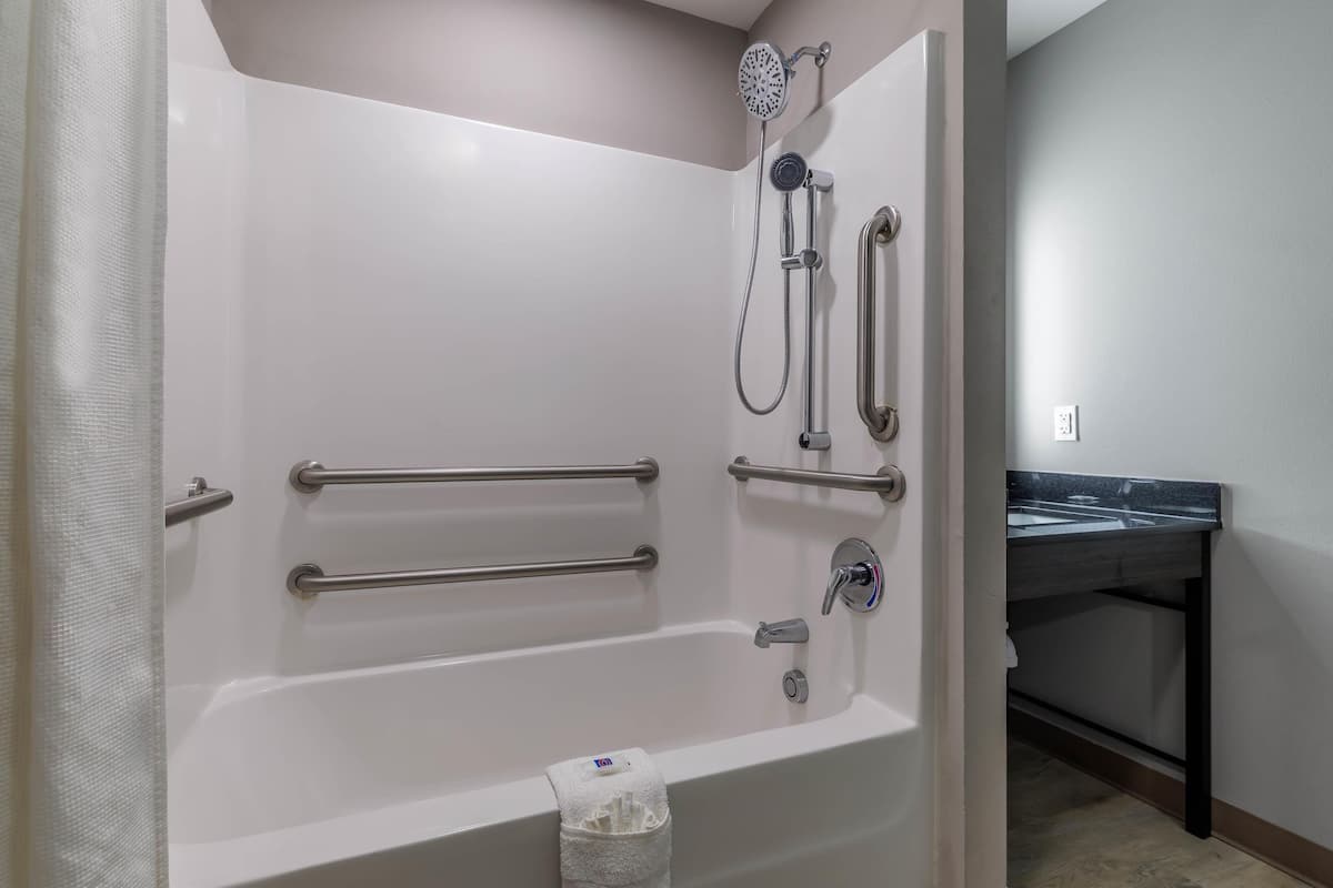 Kombinert dusj/badekar og håndklær