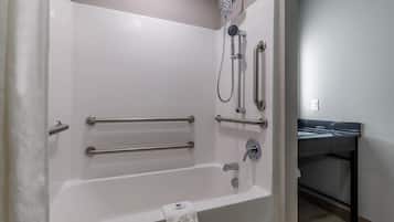Combined shower/tub, towels