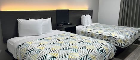 Skrivebord, blendingsgardiner, wi-fi (inkludert) og sengetøy