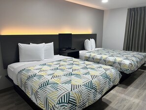 Skrivebord, blendingsgardiner, wi-fi (inkludert) og sengetøy