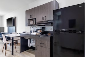 Full-sized fridge, microwave, stovetop, coffee/tea maker