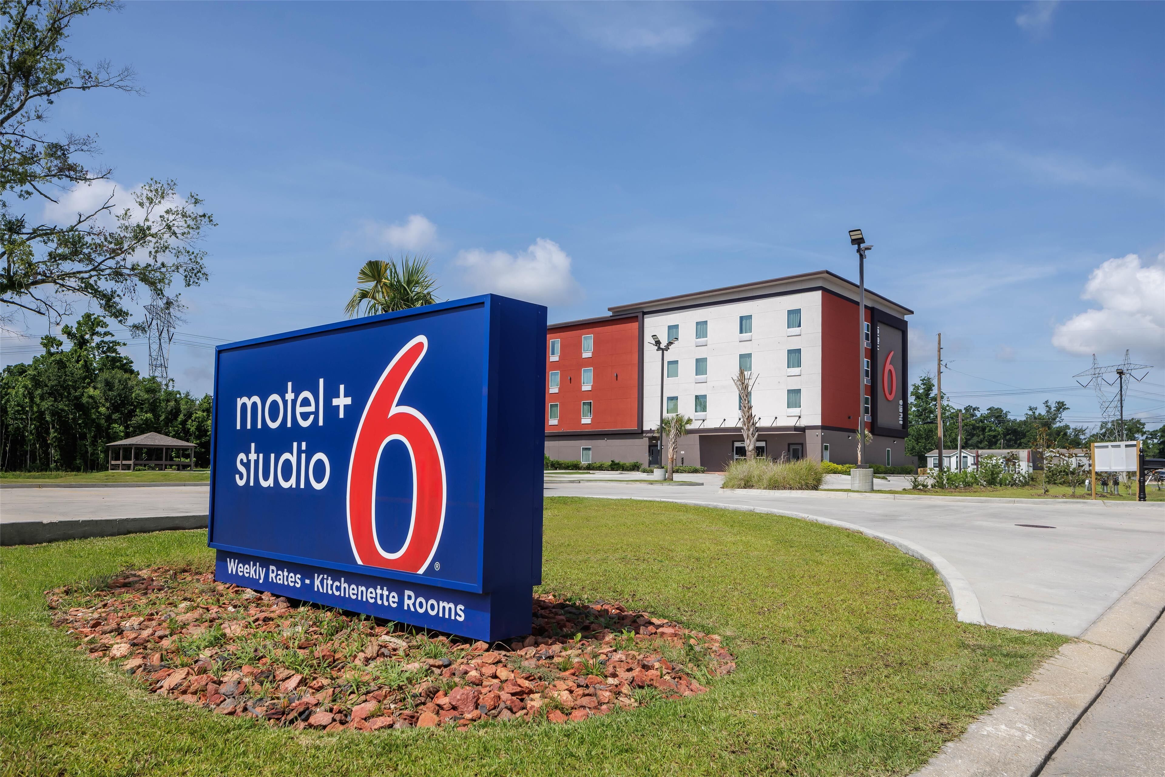 A motel sign with the number 6, indicating the establishment's name and possibly its room count.