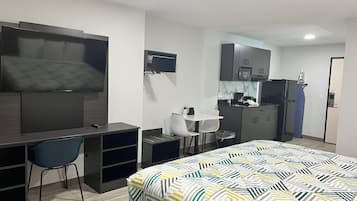 Escritorio, cortinas opacas, wifi gratis y ropa de cama