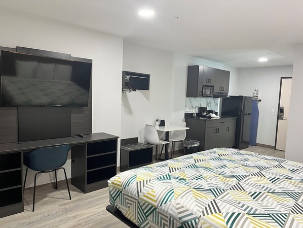 Skrivebord, blendingsgardiner, wi-fi (inkludert) og sengetøy