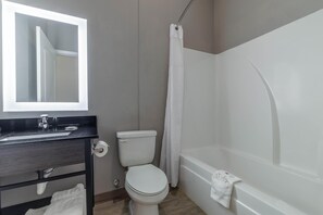 Un baño con inodoro, lavabo y bañera.