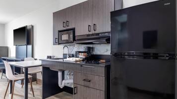 Standardrum - 2 queensize-sÀngar - icke-rökare - pentry | Eget pentry | Stort kylskÄp, mikrovÄgsugn, spishÀll och kaffe- och tebryggare