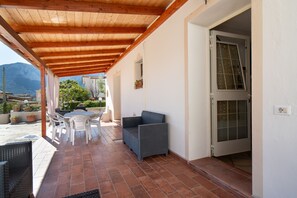 Outdoor dining - Apartment 'Le Lantane 2' with Mountain View, Wi-Fi and Air Conditioning (Irgoli)