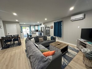 Smart TV, DVD player, livros, monitores de computador