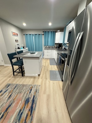 Réfrigérateur, four à micro-ondes, un four, surface de cuisson