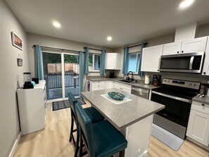 Een koelkast, een microgolfoven, een oven, een kookplaat