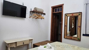 Habitación triple estándar | Tabla de planchar con plancha, wifi gratis, decoración individual