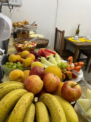 بوفيه فطور مجانًا يوميًا
