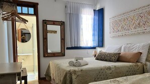 Habitación triple estándar | Tabla de planchar con plancha, wifi gratis, decoración individual