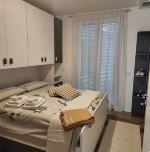 2 bedrooms, iron/ironing board, free WiFi, bed sheets