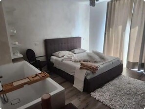 2 bedrooms, iron/ironing board, free WiFi, bed sheets