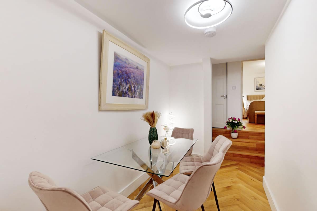 Comfort appartement, privébadkamer, uitzicht op tuin | Dineren