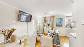 Luxury Apartment, City View | Lounge