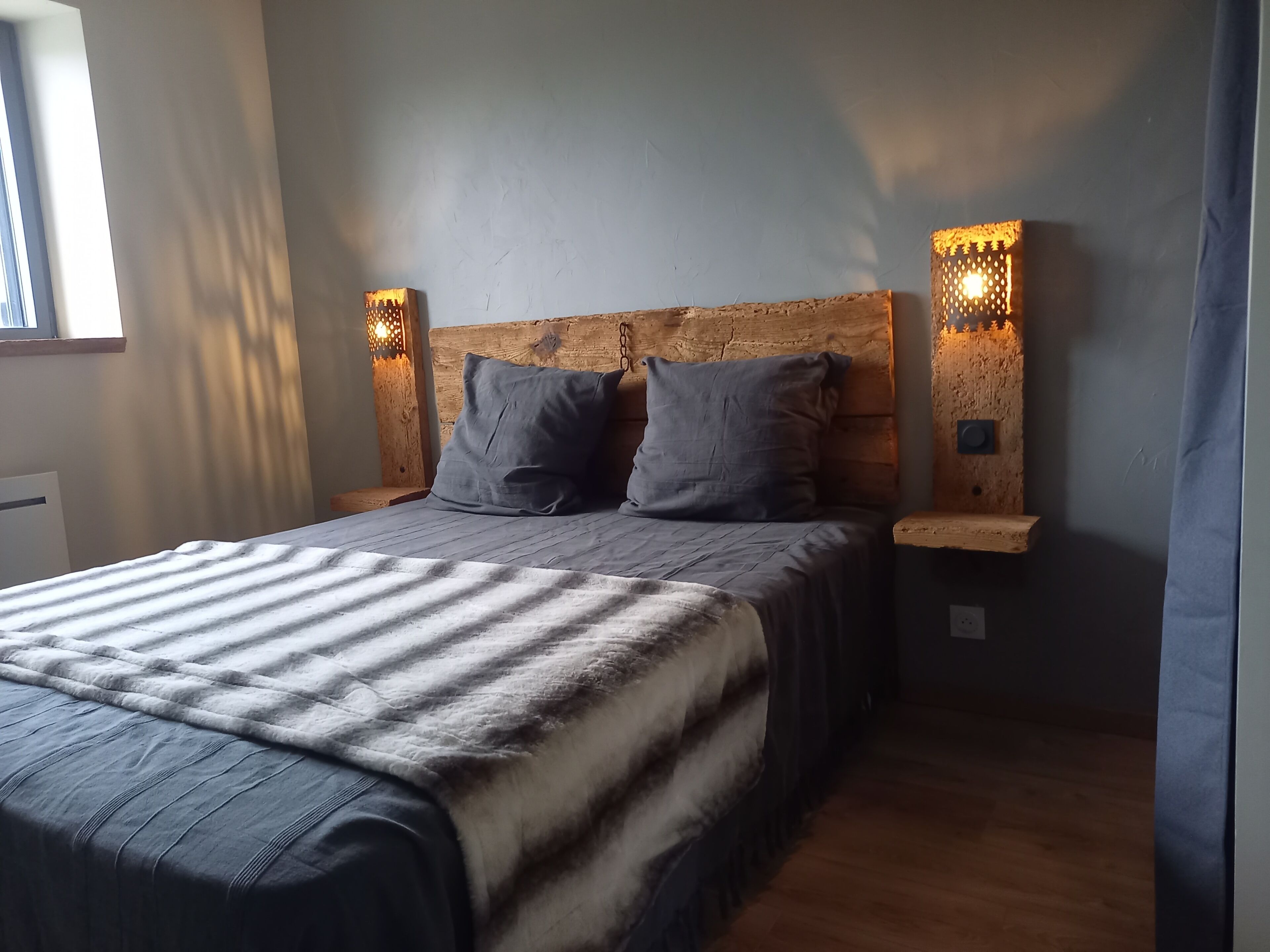 2 bedrooms, desk, iron/ironing board, travel crib