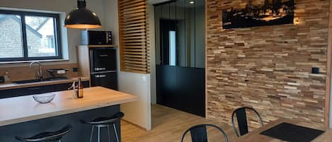 Réfrigérateur, four à micro-ondes, un four, surface de cuisson