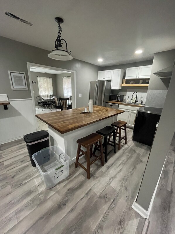 Dining - 8 min. from Broadway at the Beach! Relaxing family home w/ game room & patio (Myrtle Beach)