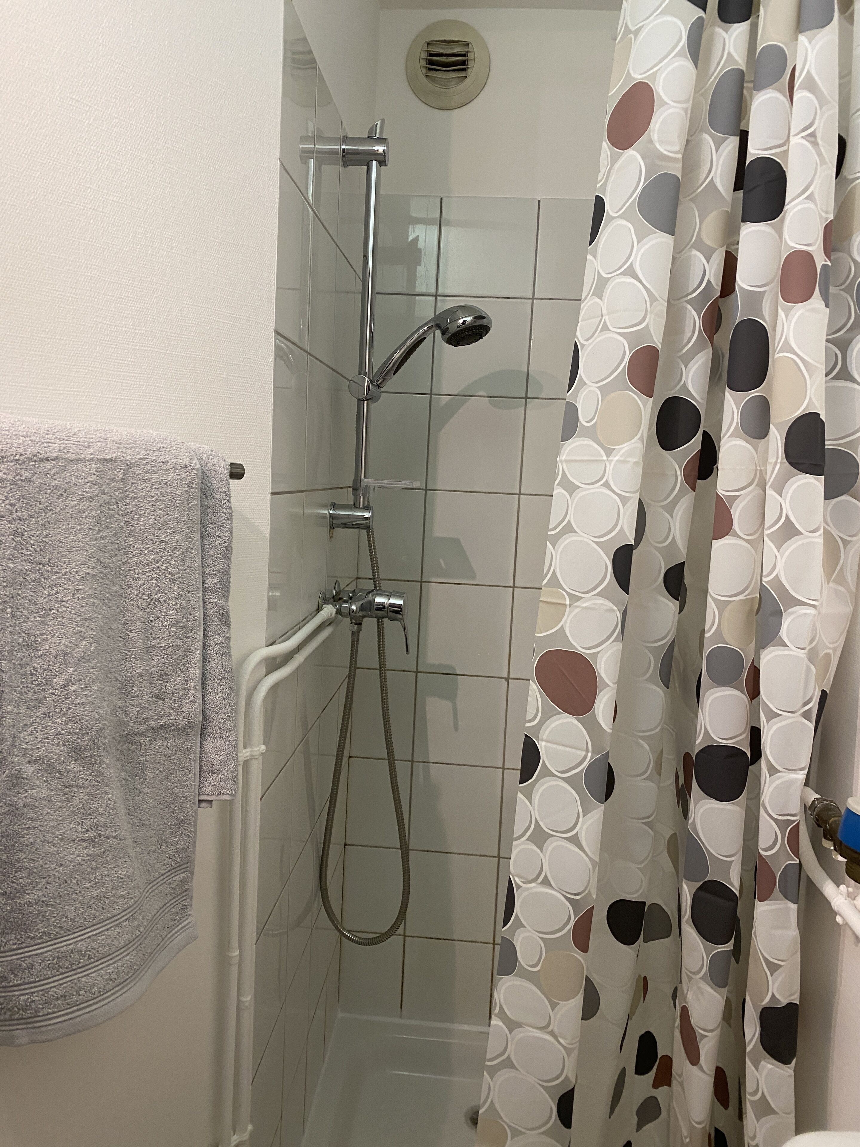 Een haardroger, handdoeken, zeep, shampoo