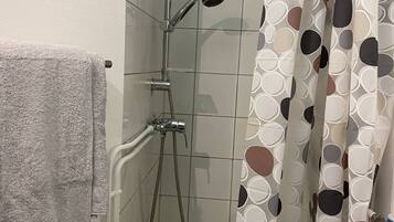 Een haardroger, handdoeken, zeep, shampoo