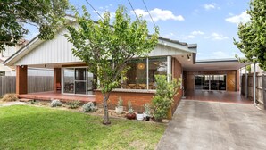 A modern two-story house with a covered patio, a brick exterior, and a well-maintained lawn. - Lonnie Getaway - Point Lonsdale (Point Lonsdale)