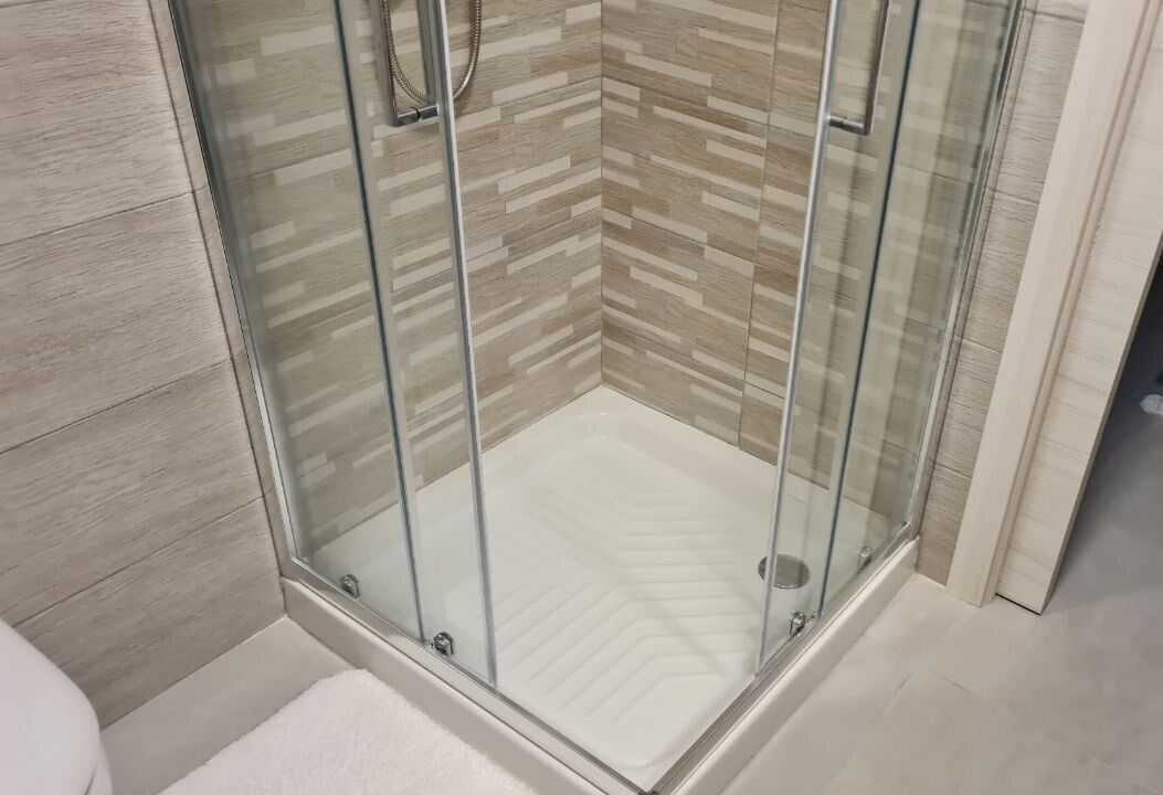 Een douche, een haardroger, een bidet, handdoeken