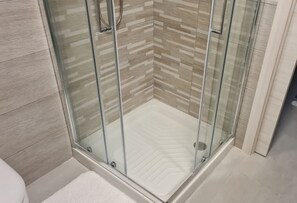 Dusche, Haartrockner, Bidet, Handtücher