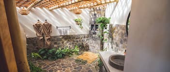 Domo Deluxe | Bathroom | Hair dryer, bathrobes, towels, soap