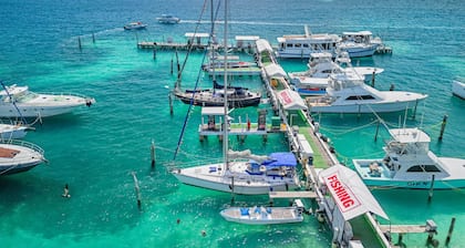 Beachfront Private Sailboat w/AC and bathroom
