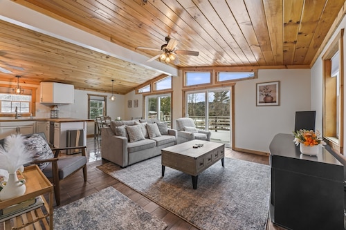 Vacation Cabin minutes from Lake George w/ Hot Tub